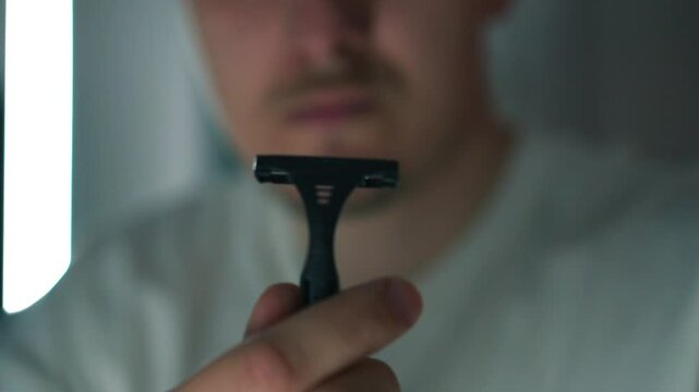 Gros plan d'un rasoir tranchant.
Produits d'hygi&egrave;ne personnelle.
Une lame tranchante sur un rasoir.