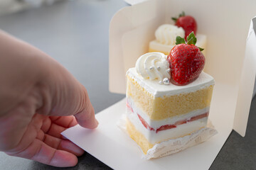 購入してきたいちごのショートケーキ