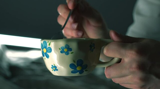 Un homme avec une tasse en c&eacute;ramique &agrave; la main boit une boisson chaude.
Un homme tient une tasse en verre dans ses mains.
boisson chaude.
Th&eacute;, caf&eacute;, americano, tasse