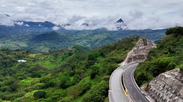 Video a&eacute;reo realizado con drone sobre la nueva v&iacute;a que pertenece a la "Conexi&oacute;n Pac&iacute;fico 1" unidad Funcional 2 en  las zonas rurales de los municipios de Amag&aacute; y Titirib&iacute;, Antioquia, Colombia.