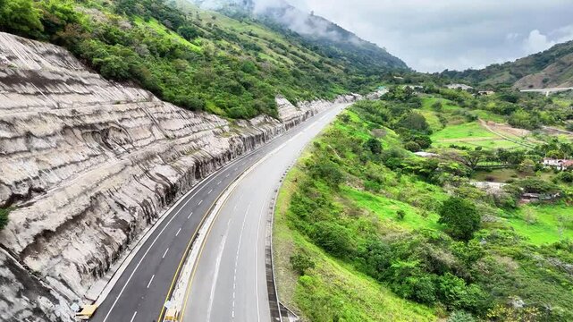 Video a&eacute;reo realizado con drone sobre la nueva v&iacute;a que pertenece a la "Conexi&oacute;n Pac&iacute;fico 1" unidad Funcional 2 en  las zonas rurales de los municipios de Amag&aacute; y Titirib&iacute;, Antioquia, Colombia.
