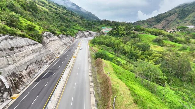 Video a&eacute;reo realizado con drone sobre la nueva v&iacute;a que pertenece a la "Conexi&oacute;n Pac&iacute;fico 1" unidad Funcional 2 en  las zonas rurales de los municipios de Amag&aacute; y Titirib&iacute;, Antioquia, Colombia.