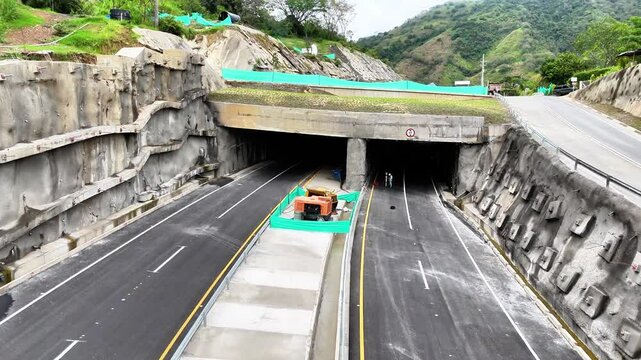 Video a&eacute;reo realizado con drone sobre la nueva v&iacute;a que pertenece a la "Conexi&oacute;n Pac&iacute;fico 1" unidad Funcional 2 en  las zonas rurales de los municipios de Amag&aacute; y Titirib&iacute;, Antioquia, Colombia.