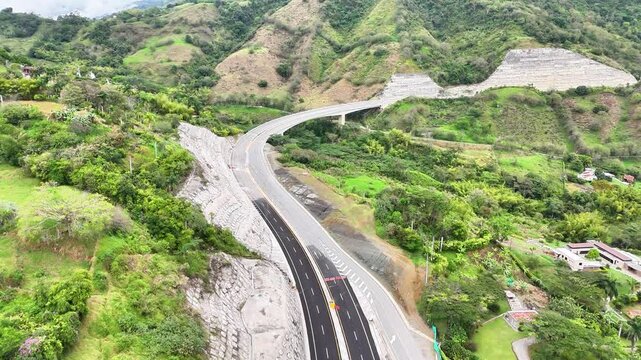 Video a&eacute;reo realizado con drone sobre la nueva v&iacute;a que pertenece a la "Conexi&oacute;n Pac&iacute;fico 1" unidad Funcional 2 en  las zonas rurales de los municipios de Amag&aacute; y Titirib&iacute;, Antioquia, Colombia.