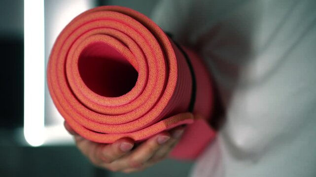 Estera de yoga deportiva.
El hombre est&aacute; involucrado en el deporte.
Esterilla para dormir para hacer deporte.
Equipamiento deportivo