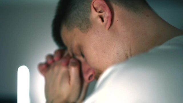一位歐洲人樣貌的男子向耶穌祈禱。
宗教人士在教會裡讀聖經、祈禱