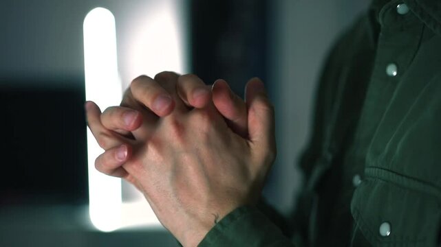 Un hombre lee la Biblia y ora a Dios.
Un creyente dice una oraci&oacute;n.
Oraci&oacute;n vespertina