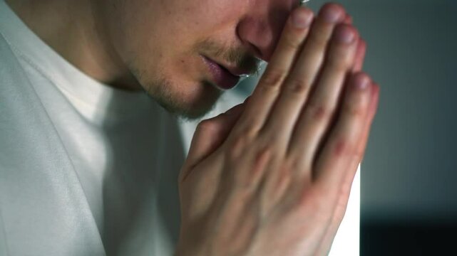 Un hombre lee la Biblia y ora a Dios.
Un creyente dice una oraci&oacute;n.
Oraci&oacute;n vespertina