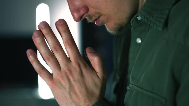 Un hombre lee la Biblia y ora a Dios.
Un creyente dice una oraci&oacute;n.
Oraci&oacute;n vespertina