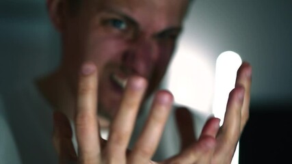 憤怒的男人積極地做著手勢。
侵略和憤怒。
一名有攻擊性且神經質的男人。
手勢。
憤怒、緊張、壓力、攻擊性
