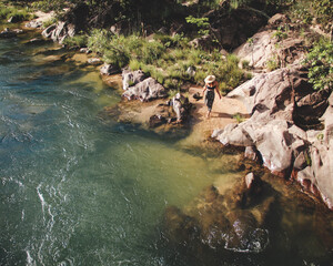 mulher no balnário douradas, no rio palmas, tocantins 