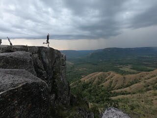 Fototapeta premium homem no alto do morro do segredo, em lajeado, tocantins 