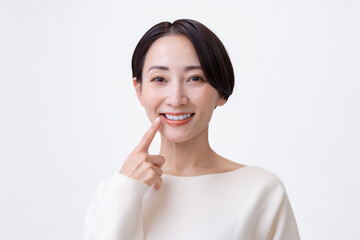 歯に触れる女性