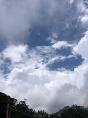 Obraz premium a beautiful view of the sky, showcasing a mix of white and gray clouds with a deep blue sky visible in between