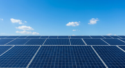 太陽光パネルと快晴の青空