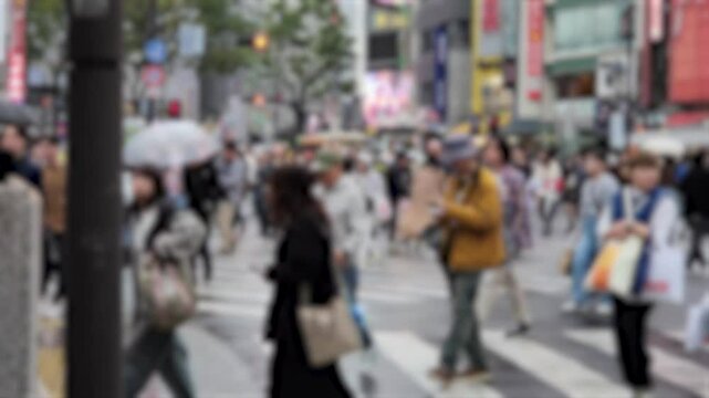 雨の東京　渋谷　傘をさして歩く人々　アウトフォーカス　イメージ　都市風景