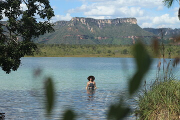 mulher na lagoa da serra em rio da concei&ccedil;&atilde;o, tocantins