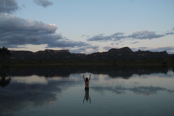 homem no nascer do sol na lagoa da serra, em rio da conceição, tocantins 