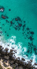 Obraz premium Turquoise Waters Crashing on Rocks
