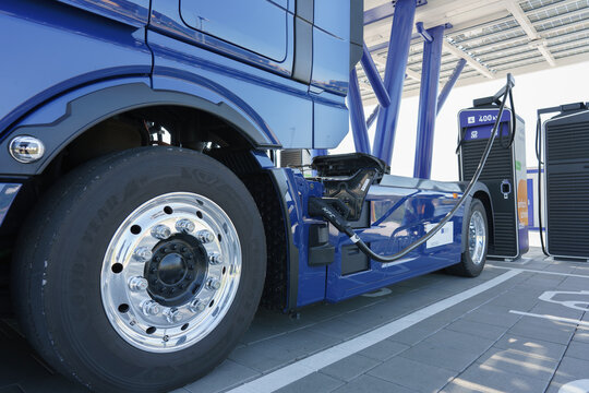 &Ouml;HRINGEN, DEUTSCHLAND - 04.04.25: Elektro LKW l&auml;dt seine Batterie an einer Lades&auml;ule im EnBW Hypernetz Schnellladepark auf