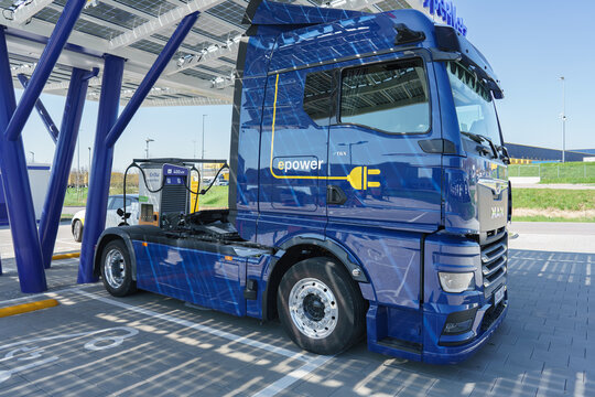 &Ouml;HRINGEN, DEUTSCHLAND - 04.04.25: Elektro LKW l&auml;dt seine Batterie an einer Lades&auml;ule im EnBW Hypernetz Schnellladepark auf