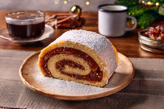 Bolo de Rolo en Rebanada Espiral - Pastel de Capas Fino con Guayaba