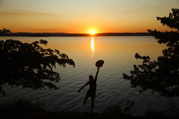 Fototapeta premium silhueta de mulher no por do sol no rio tocantins em porto nacional, tocantins