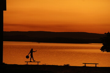 silhueta de mulher no por do sol no rio tocantins em porto nacional, tocantins