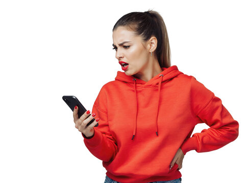 Ver&auml;rgerte Frau schaut auf Smartphone PNG mit transparentem Hintergrund

