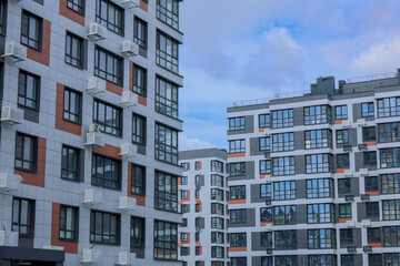 Fototapeta premium A vibrant and striking view showcasing contemporary apartment complexes set against a bright blue sky above