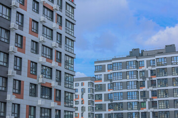 Fototapeta premium A breathtaking view of modern apartments showcasing contemporary architecture against a clear blue sky