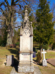 Fototapeta premium Der Obelisk auf einem Friedhof 