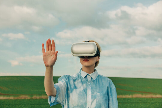 Exploring virtual reality outdoors with advanced technology