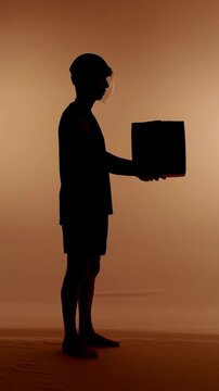 silhueta de homem fazendo entregas de compras 