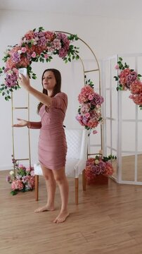 bela mulher em cenario com flores celebrando o dia das m&atilde;es ou dia da mulher 