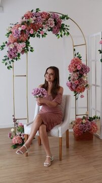 bela mulher em cenario com flores celebrando o dia das m&atilde;es ou dia da mulher 