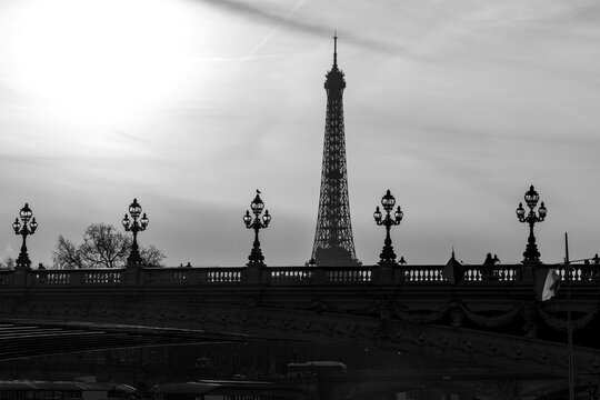 A black and white Silhouette of the bridge and the Eiffel Tower in Paris.