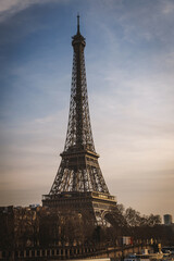Obraz premium The Eiffel Tower is tall and majestic, standing tall against the blue sky