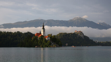 Iglesia de la Madre de Dios en el Lago y Castillo de Bled, Lago Bled, Eslovania