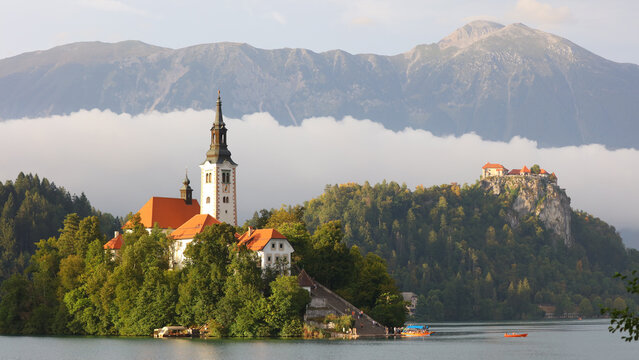 Iglesia de la Madre de Dios en el Lago y Castillo de Bled, Lago Bled, Eslovania