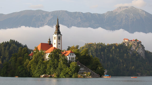 Iglesia de la Madre de Dios en el Lago y Castillo de Bled, Lago Bled, Eslovania