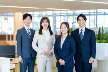 オフィスで働く若いビジネスマン 撮影協力：学校法人電波学園 東京電子専門学校