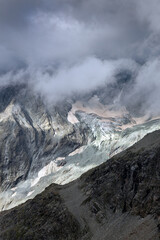 Glacier dans les Alpes Pennines en Italie en automne avec des rochers et des nuages