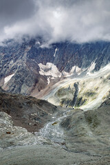 Névés à la frontière entre les Alpes suisses et italiennes, en automne, après un été caniculaire