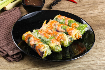 Vietnamese spring roll with prawn and mango