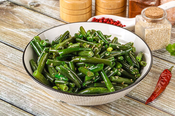 Green bean salad with sesame seeds