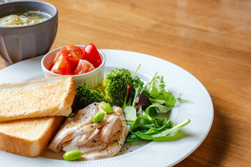 チキンと野菜の朝食プレート