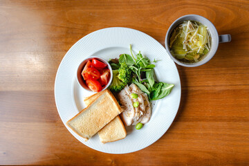 チキンと野菜の朝食プレート