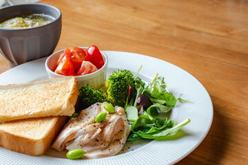 チキンと野菜の朝食プレート