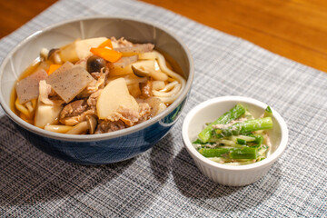 具だくさん肉うどんと小鉢の和食膳